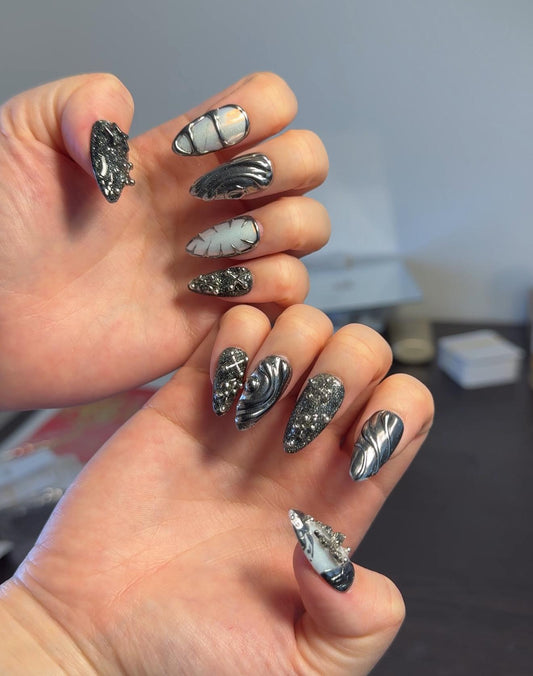 Midnight Gothic Chrome Finishes Metallic Style Charms Sparkles Luxurious Silver Tone Press-on Nail Set Intricate 3D Glitter and Dark Energy